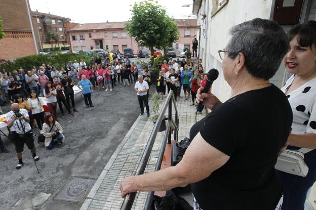 Los amenazados de desahucio de La Camocha, apoyados por sus vecinos