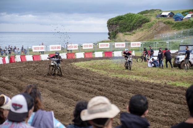 Motos, rock y botas de goma en Caravia