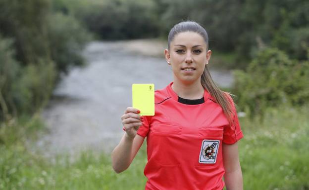 Sara FernÃ¡ndez, con su equipaciÃ³n oficial y una tarjeta, en Sotrondio. /JUAN CARLOS ROMÃN