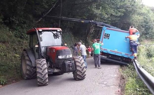 Los vecinos de Villamorey, en Sobrescobio, rescatan un camión accidentado