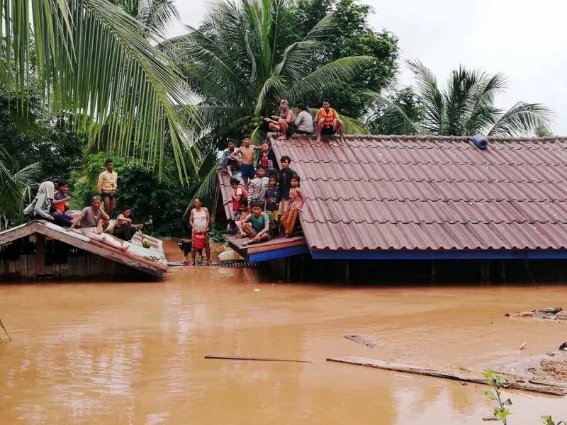 Cientos de desaparecidos tras derrumbarse una presa en Laos