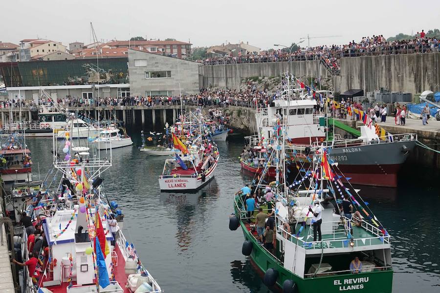 Llanes lleva su fiesta a la mar