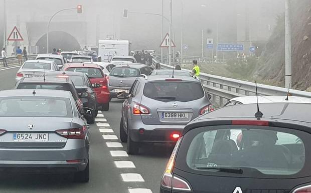 El vuelco de un vehículo obliga a cortar la autopista del Huerna y atrapa a decenas de conductores