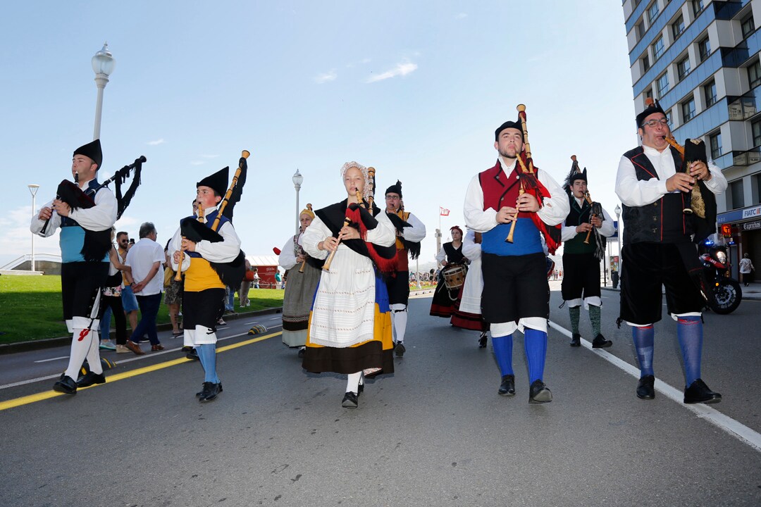 Desfile folclórico para despedir el Arcu Atlánticu
