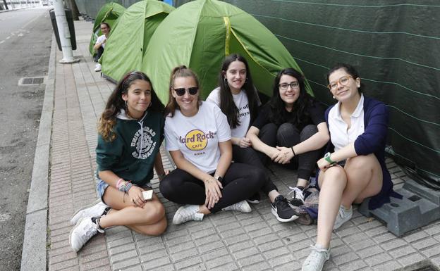 Acampada para ser las primeras en ver el concierto de 'Operación Triunfo' en Gijón