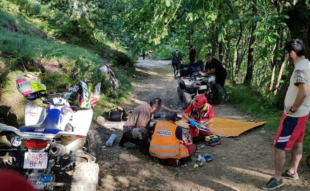 Herido un motorista tras chocar contra un árbol en Sobrescobio