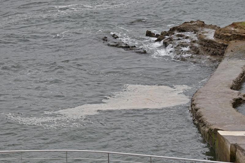 Aparecen nuevas manchas en la playa de San Lorenzo