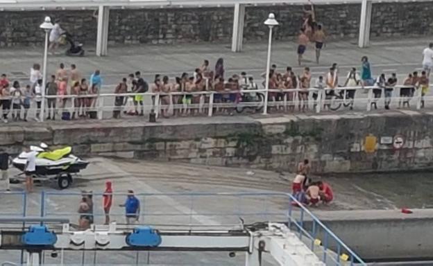 Un menor, a punto de ahogarse en la playa de Poniente, en Gijón
