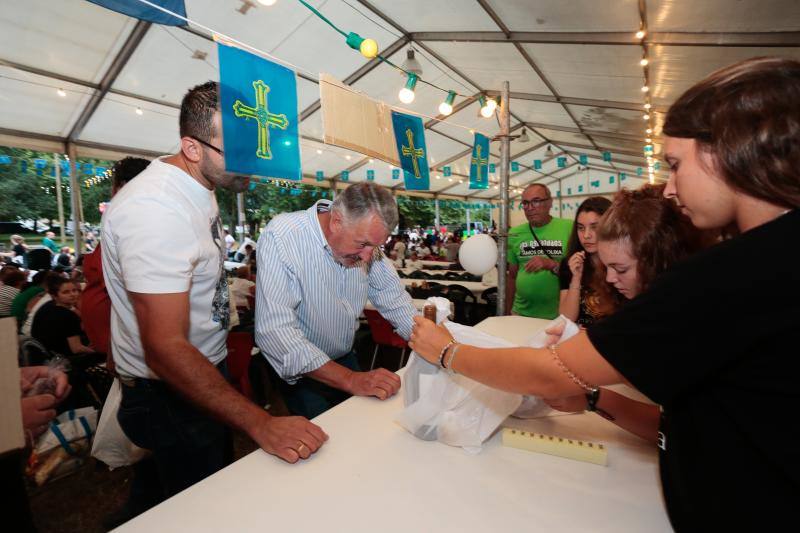 Reparto del bollo en Granda para cerrar Santa Ana