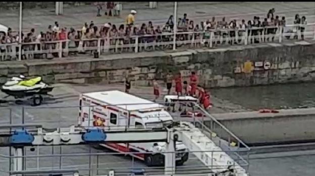 Un menor, rescatado en Poniente con «fuertes» síntomas de ahogamiento