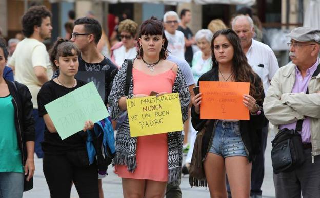 Indignación en las plazas asturianas por la sentencia a Juana Rivas