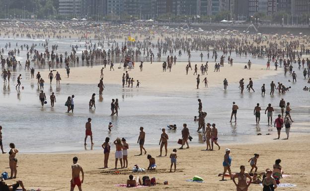 El PP estudia llevar a Foro ante los tribunales por permitir el baño en la playa de San Lorenzo sin garantizar la calidad del agua