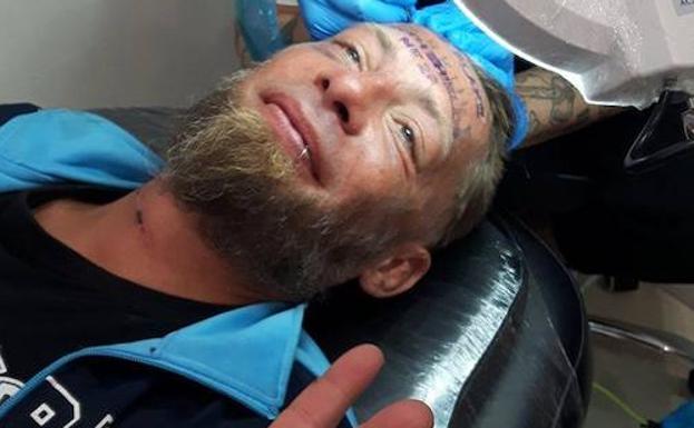 Unos ingleses pagan a un indigente en Benidorm para que se tatúe el nombre de uno de ellos en la frente