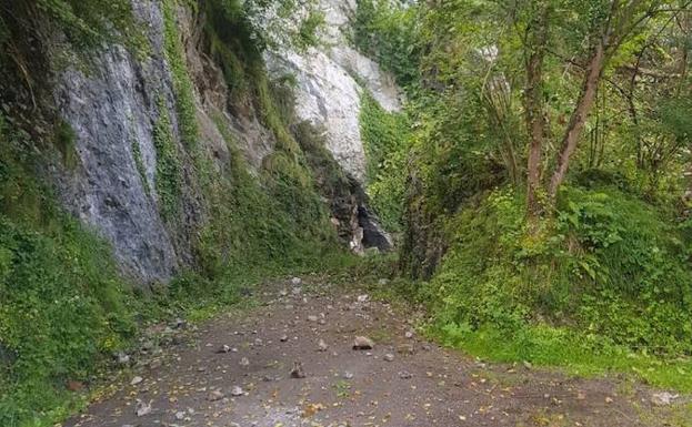 Cortada la carretera de Sobrefoz por un argayo