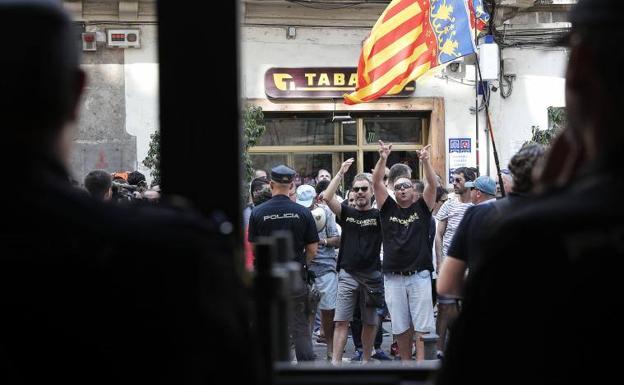 La Policía detiene a tres taxistas e investiga 60 denuncias por agresiones a vehículos y conductores VTC