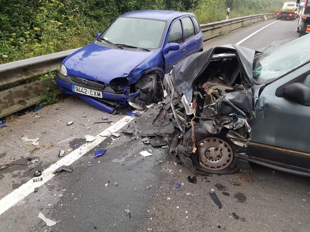 Tres heridos leves en una colisión en la N-640, en Castropol