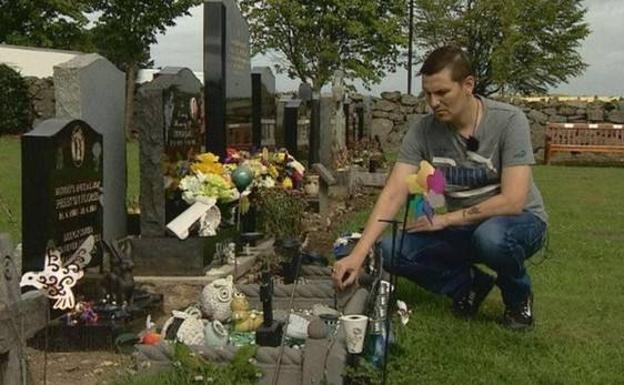 Un padre permanecerá «día y noche» en la tumba de su hijo para evitar que retiren sus recuerdos