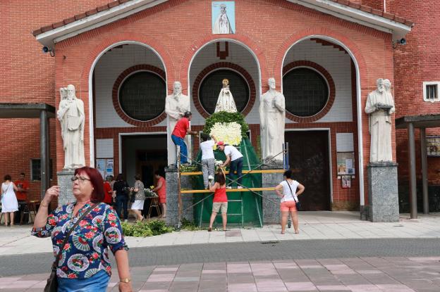 Un manto floral para la Virgen de las Nieves en Blimea