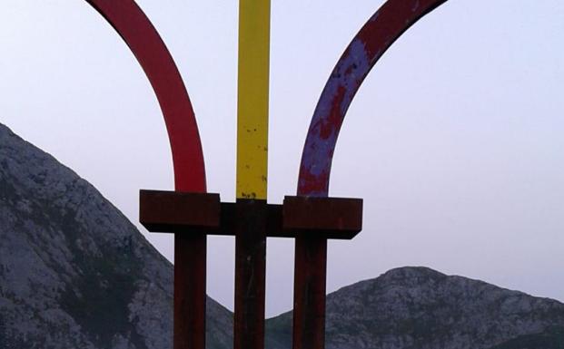 El monumento antifascista de El Mazucu aparece de nuevo destrozado y pintarrajeado