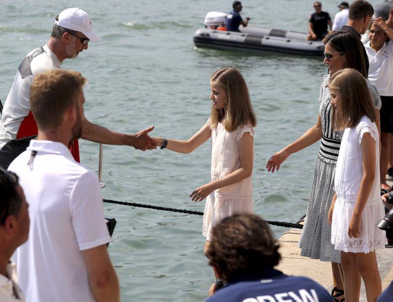 La Reina y sus hijas acuden a ver a Felipe VI tras la regata