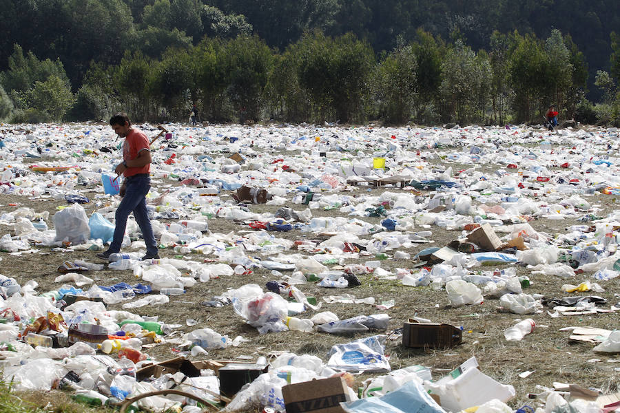 Así amaneció el prau del Xiringüelu de Pravia tras la multitudinaria fiesta