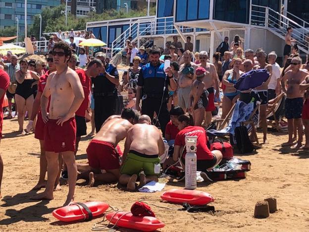 Fallece una mujer de 73 años mientras se bañaba en la playa de San Lorenzo