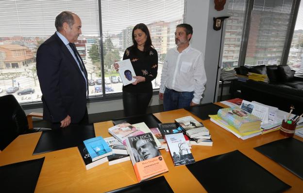 Castrillón plantea rendir homenaje al surf con una escultura en Salinas