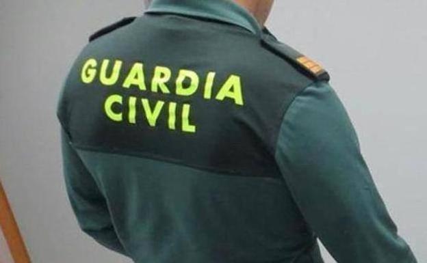 La Guardia Civil retira un fusil de pesca de una caseta en el Xiringüelu