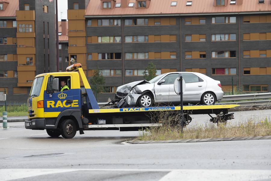 Una colisión entre dos turismos en Gijón se salda con tres heridos, entre ellos una menor