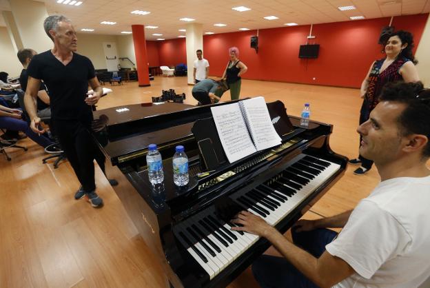 'Fuenteovejuna' levanta el primer telón