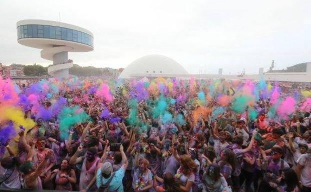 La Holi Party rectifica y permitirá entrar al Niemeyer con comida y bebida