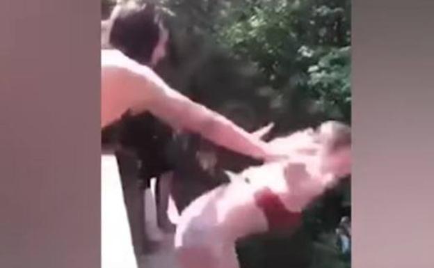 El impactante vídeo de una joven empujando a otra a 20 metros de altura