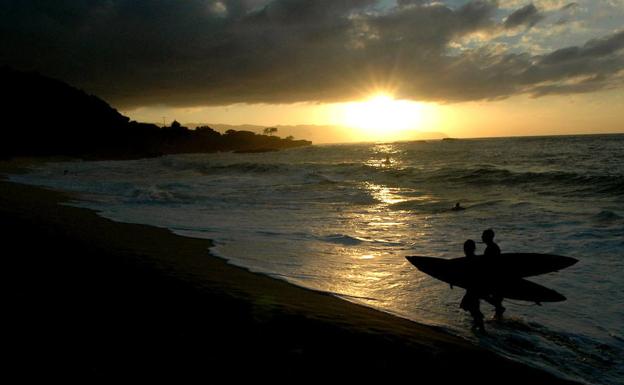 Un policía surfero evita la violación de una joven por dos hombres en una playa