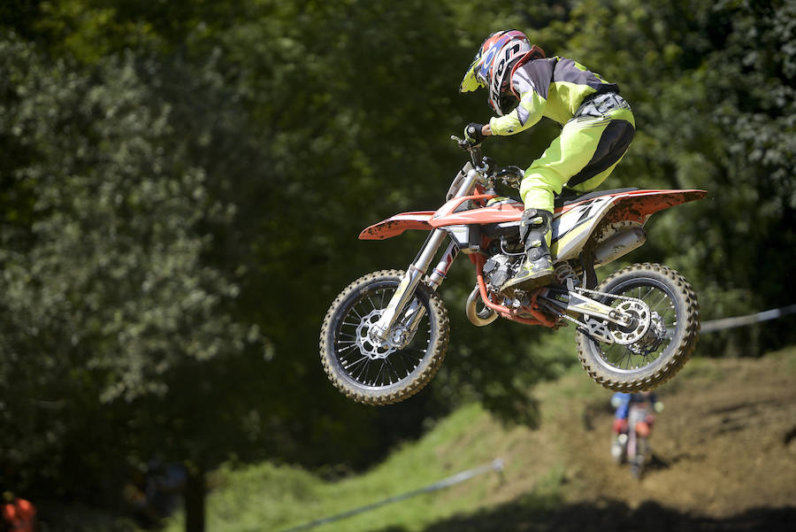 Casi un centenar de pilotos en el VII Motocross de Valdesoto