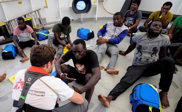 El 'Aquarius' vuelve a reclamar a la UE un puerto donde desembarcar a 141 rescatados