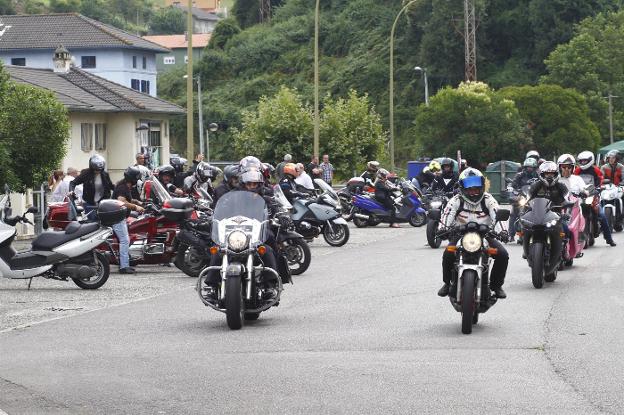 Motos y ceremonia religiosa en el día grande de San Lorenzo en Llaranes