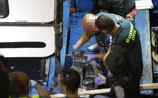 La Guardia Civil recupera 90 kilos de cocaína en la costa occidental