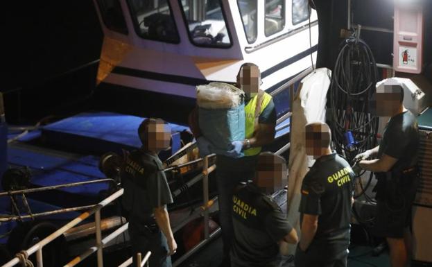 La Guardia Civil intensifica la búsqueda de fardos de cocaína en alta mar entre Navia y Cudillero