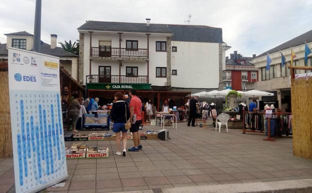 El Franco recauda 1.900 euros en su mercado solidario de segunda mano