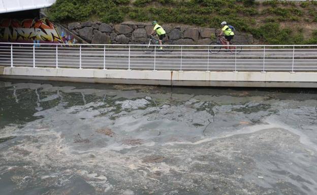 La aparición de nuevas manchas en el Piles vuelve a preocupar a la ciudadanía de Gijón