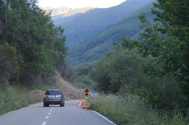 Paralizada la retirada de los tres argayos de la AS-15 «por motivos de seguridad»