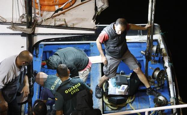 La Guardia Civil rastrea los barcos que surcaron la zona donde se halló la droga