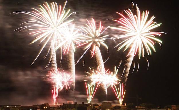 Estallido de color en el cielo de Gijón