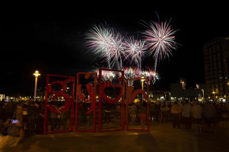Estallido de color en el cielo de Gijón