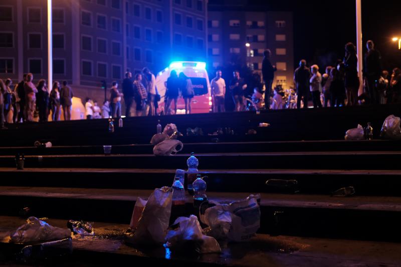 Retiran ocho toneladas de basura de las playas tras la noche de los Fuegos de Gijón
