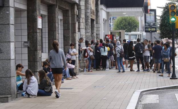 Quince horas de cola por los libros de texto en Gijón