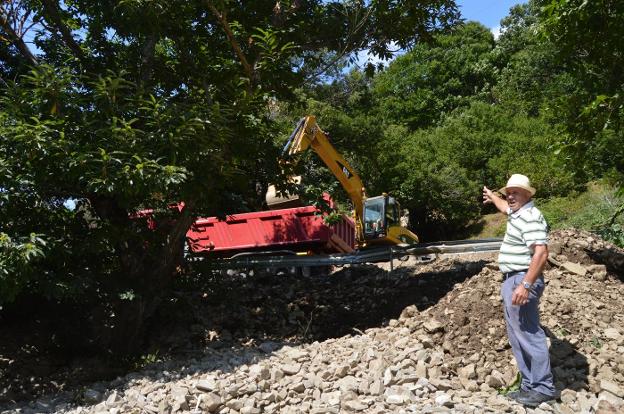 Los afectados por los argayos en Degaña piden la limpieza de sus fincas