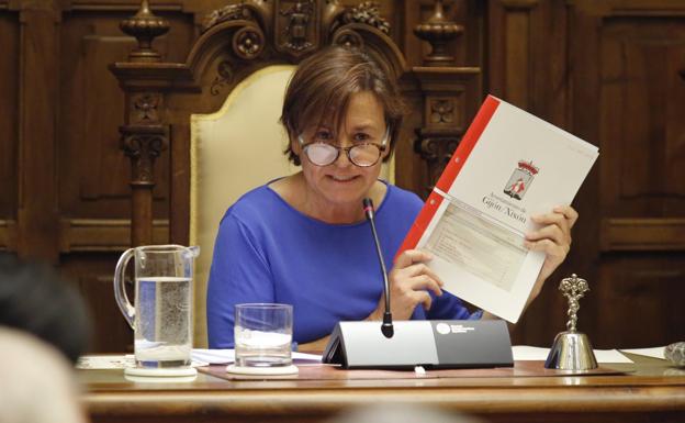 «Ni a esta alcaldesa ni a su gobierno le da instrucciones de actuación nadie de su partido»