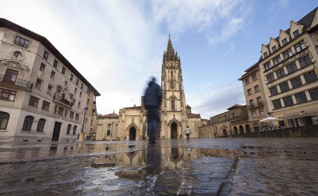 Oviedo destina 100.000 euros a la reparación del pavimento del entorno de la Catedral