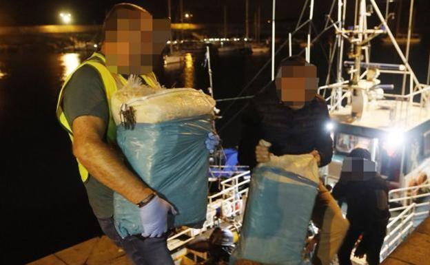 La búsqueda de más fardos de cocaína se extiende hasta la costa cántabra